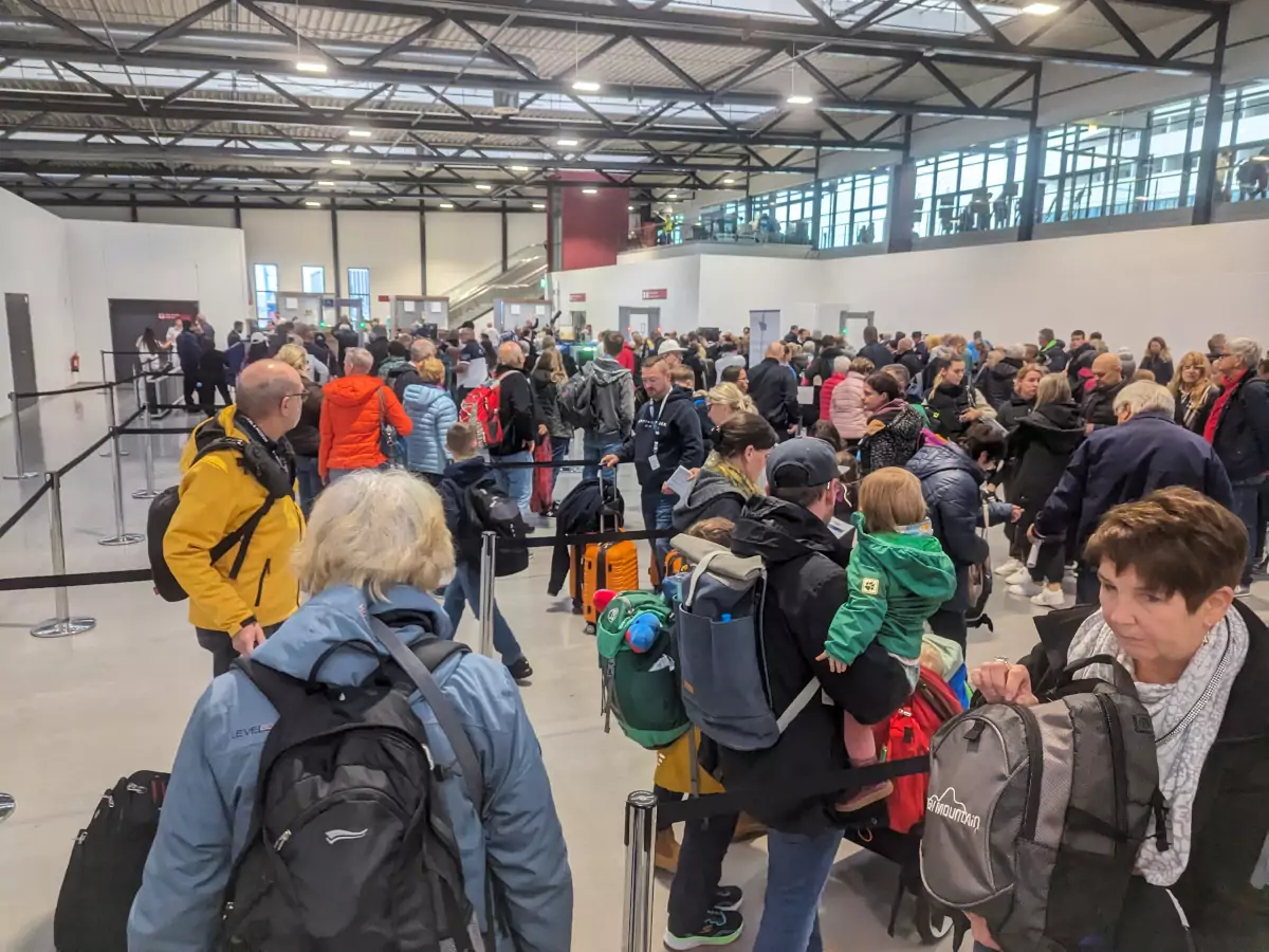 Einschiffung im Cruise Center Steinwerder