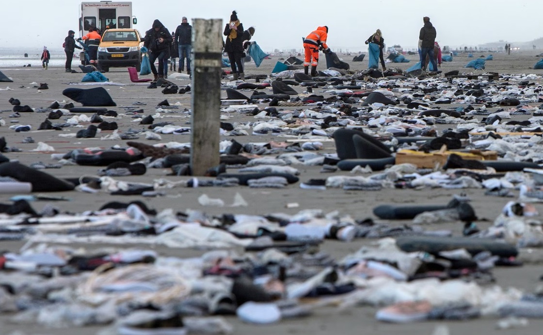 Seecontainer verliert Ladung am Strand